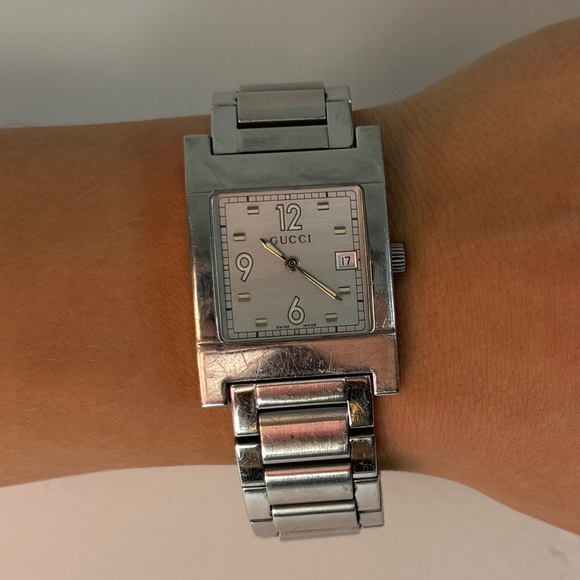 FLASH SALE Gucci tank watch (model 7700M) - Picture 1 of 13